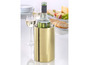 Un seau à vin en or avec une bouteille de vin blanc.