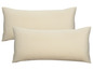 Deux taies d'oreiller unies de couleur beige.