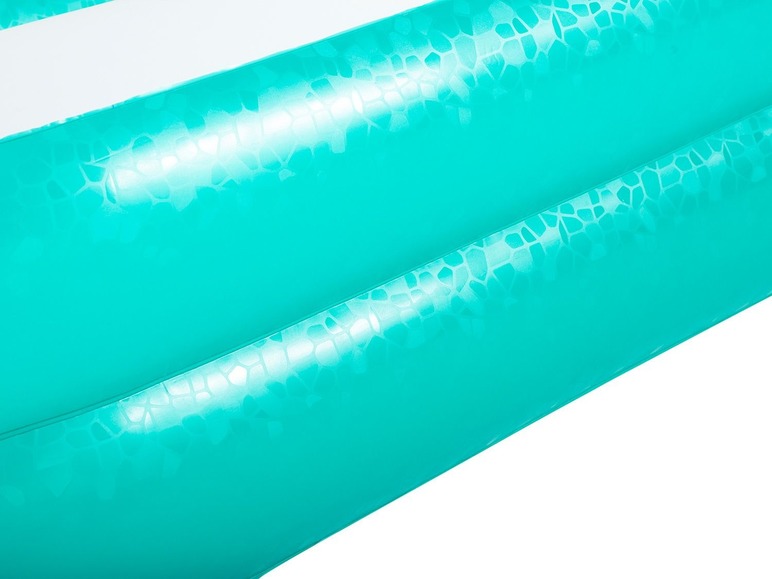 Détail d'une piscine gonflable turquoise.