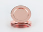 Une pile d'assiettes rose gold.