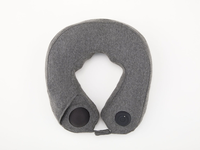 Un coussin de nuque gris avec un bouton noir.