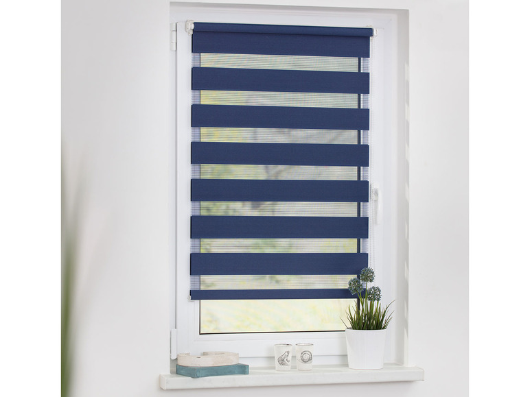 Un store enrouleur jour-nuit bleu sur une fenêtre.