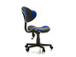 Une chaise de bureau noire et bleue avec des roulettes.