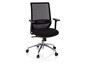 Un fauteuil de bureau noir avec un dossier en maille et des accoudoirs.