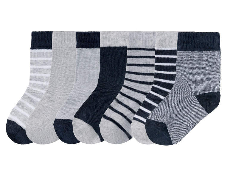 Sept paires de chaussettes grises et bleu foncé à rayures.