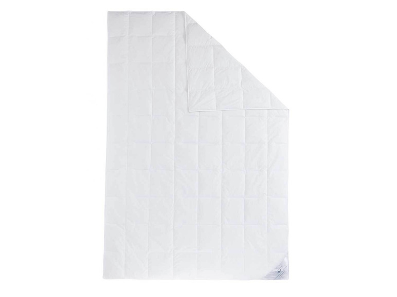 Une couette blanche avec un motif de carreaux matelassés.