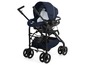 Une poussette Chicco bleue avec un siège auto pour bébé intégré.