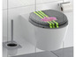 Un abattant de toilettes avec un motif d'orchidée et de bambou.