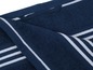 Serviette bleue avec des rayures blanches
