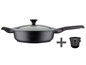 Une casserole noire avec un couvercle en verre et une poignée supplémentaire.