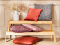 Deux bancs en bois avec des coussins rouges et turquoise