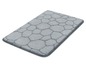 Un tapis de bain gris avec un motif de pierres.