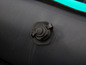 Gros plan d'une valve d'air noire sur un kayak gonflable.