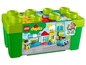 LEGO Duplo avec des blocs, une voiture et des figurines dans une boîte de rangement.