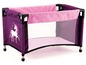 Un lit bébé rose pour poupées avec un motif de licorne.