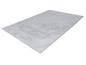 Un tapis gris doux avec une texture veloutée.