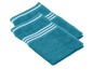 Deux serviettes de bain turquoise avec des rayures blanches.