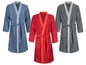 Trois peignoirs de différentes couleurs : bleu, rouge et gris.