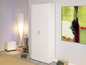 Une armoire blanche à deux portes dans un salon moderne.