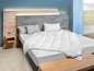 Une couette blanche Beda sur un lit avec une tête de lit en bois.