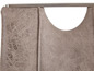 Détail d'un dossier de chaise avec un revêtement en cuir gris et une structure métallique.