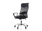 Un fauteuil de bureau noir avec un dossier en maille et des roulettes.