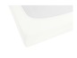 Drap housse blanc pour un matelas.