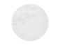 Un tapis rond blanc en fourrure.