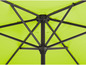 Dessous d'un parasol vert avec une structure métallique.