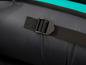 Gros plan sur un sac à dos noir avec une boucle.