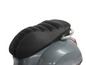 Une selle en cuir noir avec des coutures pour un scooter Vespa.