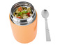 Une thermos orange avec une salade de pâtes et une cuillère.