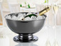 Un seau à champagne avec une bouteille de champagne et de la glace.