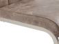 Gros plan sur une chaise en cuir marron avec une base en métal.