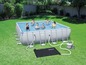 Une piscine Bestway avec filtre et panneau solaire dans le jardin.
