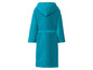 Une robe de chambre turquoise à capuche.