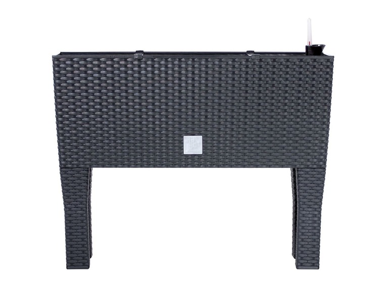 Une jardinière rectangulaire noire avec des pieds, en osier.