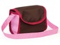 Une trousse de toilette marron avec une bandoulière rose.