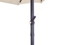 Détail d'un parasol beige avec un poteau noir et une manivelle pour l'ouvrir.