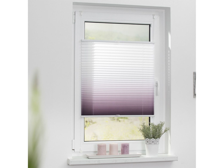 Un store plissé blanc et violet sur une fenêtre.
