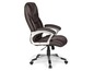 Un fauteuil de bureau en cuir marron avec des accents argentés.
