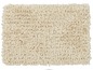 Un tapis de bain crème avec une surface douce et moelleuse.