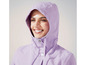 Une femme portant un imperméable violet à capuche.