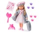 Poupée avec une robe rose, un manteau gris, des accessoires roses et une valise grise.