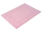 Un tapis de bain rose avec un motif de bordure détaillé.