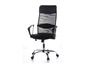 Un fauteuil de bureau noir avec un dossier en maille et des accoudoirs.