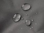 Gouttes d'eau sur un tissu gris foncé.