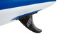 Un paddleboard gonflable bleu et blanc avec une aileron noir.