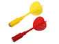 Deux fléchettes magnétiques en rouge et jaune pour un jeu de fléchettes.