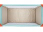 Un lit bébé avec un matelas beige et une bande bleue.